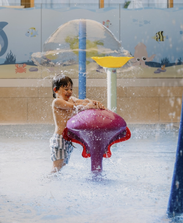 Kind spielt im Wasser