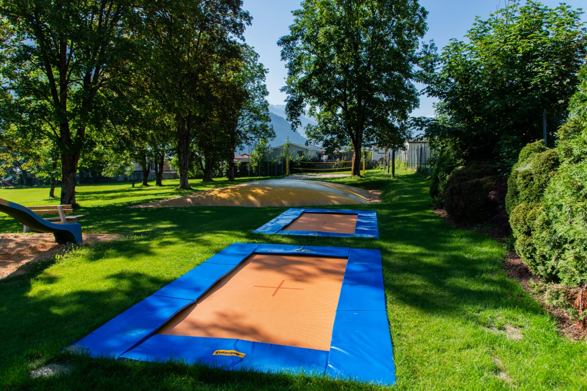 Trampoline im Freibad Fügen
